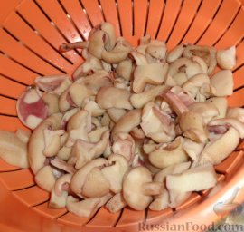 Фото приготовления рецепта: Жареная картошка с грибами маслятами и сметаной - шаг №2