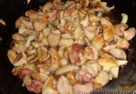 Фото приготовления рецепта: Жареная картошка с грибами маслятами и сметаной - шаг №5