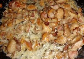 Фото приготовления рецепта: Жареная картошка с грибами маслятами и сметаной - шаг №7