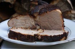 Мясо, засоленное в деревянной бочке, получается самым вкусным