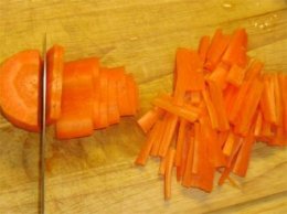 Нарезаем морковь соломкой