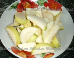 Затем яблоки порезать кусочками.